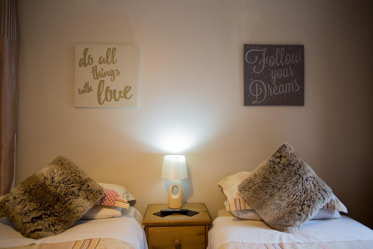 Beudy Bach Bed & Breakfast Cross Hands Zewnętrze zdjęcie